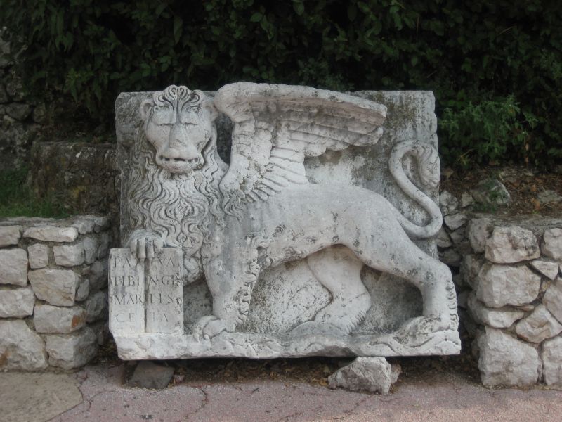 Rijeka: Wappen vor der Festung Trsat (2009)