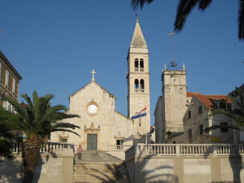 Supetar: Hauptplatz mit Pfarrkirche (2007)